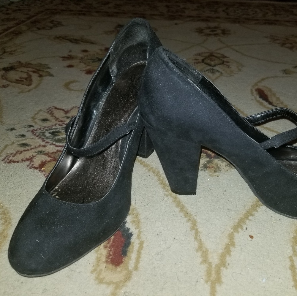 Black pumps...thick heel